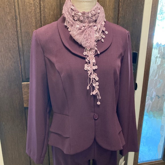 Suit - Women’s Danny and Nicole pantsuit - Picture 5 of 7